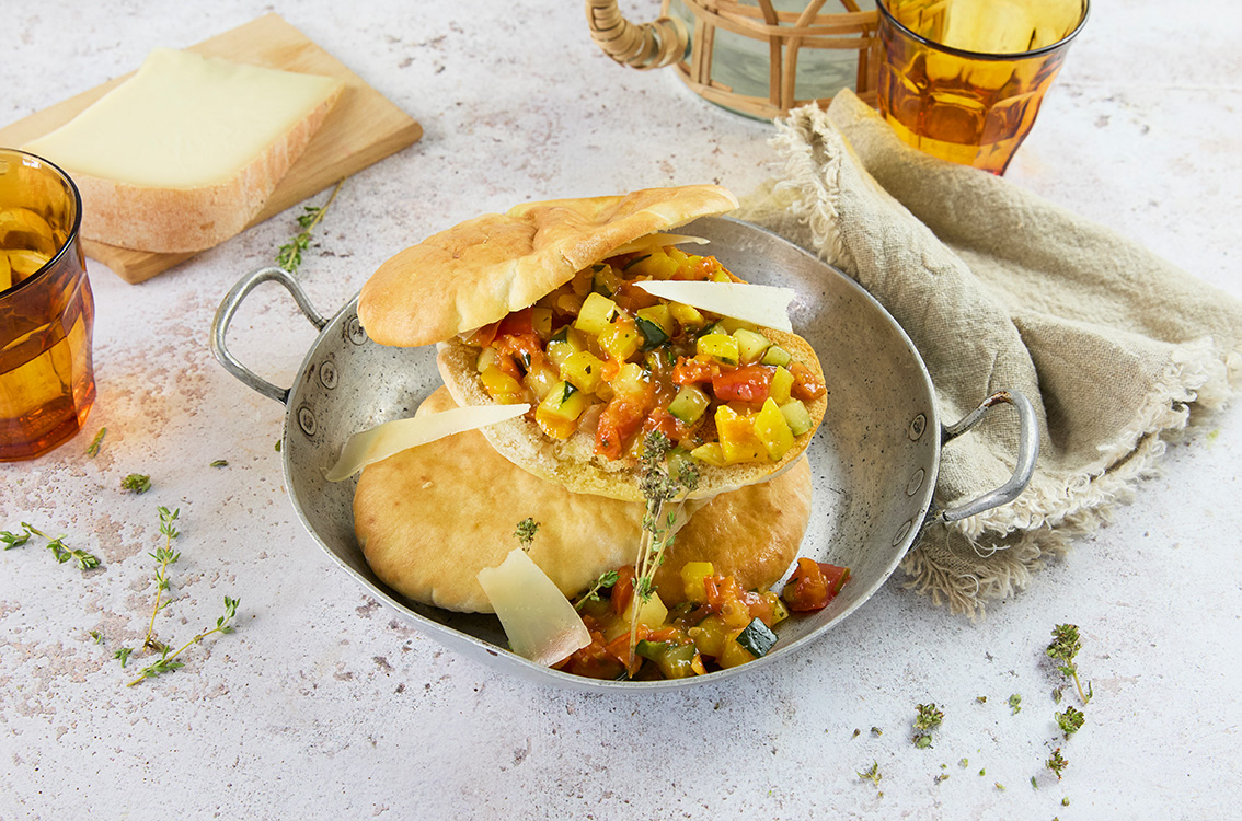 Pita aux olives, taboulé oriental et salade d’herbes