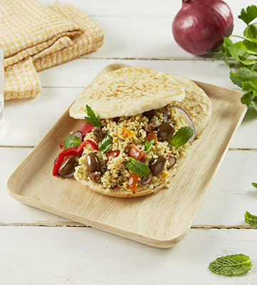 Pita aux olives, taboulé oriental et herbes fraîches