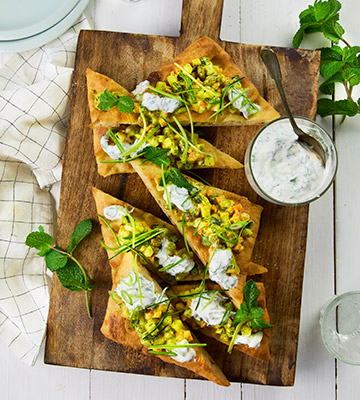 Pinsa grill&eacute;e, yaourt &agrave; la menthe et tartare de courgette &agrave; l&rsquo;indienne