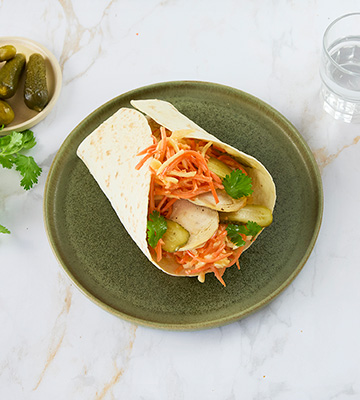 Wrap au coleslaw, poulet grill&eacute; et pickles de cornichons