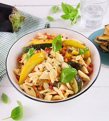 Food Service : Salade de penne aux 5 l&eacute;gumes, tempura d&rsquo;aubergine et basilic