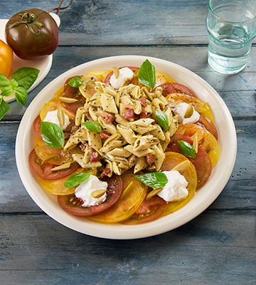 Food Service : Salade italienne de penne au pesto, carpaccio de tomates multicolores
