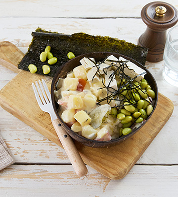 Bowl de salade pi&eacute;montaise, tofu, f&egrave;ves de soja et nori