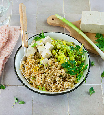 Poke bowl de salade de quinoa, tofu et f&egrave;ves de soja