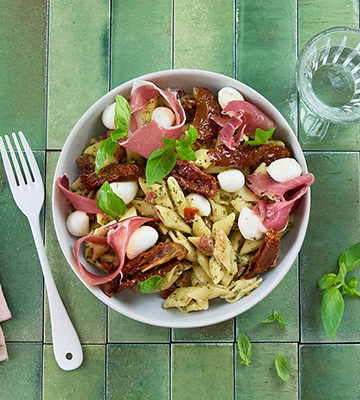 Food Service : Poke bowl de salade italienne de penne au pesto et Parmigiano Reggiano