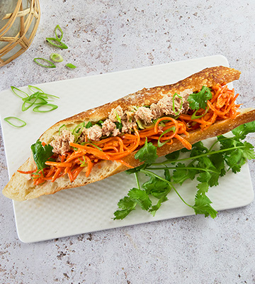 Banh mi carotte r&acirc;p&eacute;es, &eacute;miett&eacute;s de thon &agrave; la coriandre fra&icirc;che