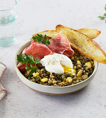 &OElig;uf poch&eacute; et salade de lentilles, tuiles de pain