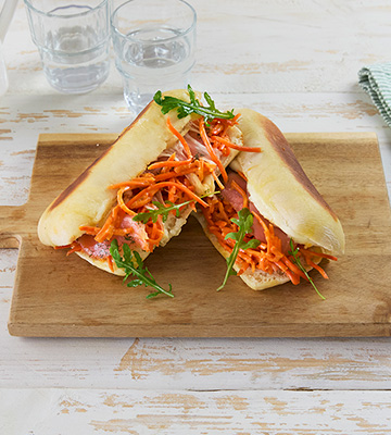 Panini, carotte r&acirc;p&eacute;e au citron, saumon gravlax et mozzarella