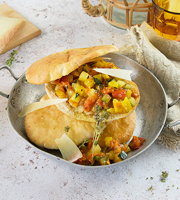 Food Service : Pita, tartare de l&eacute;gumes du soleil, copeaux de tomme de brebis
