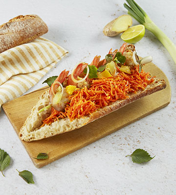 Banh mi gambas, oranges et carottes râpées